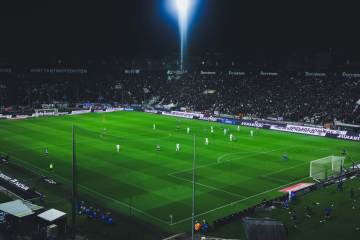 维尼修斯0.5秒沉肩过人助攻卡塞米罗，逐帧拆解三大技术细节（配图示意）